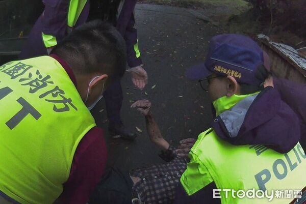 ▲▼過程中女警廖曉翎因地勢濕滑不慎扭傷手部，但她仍強忍疼痛通知警消，並協助送醫。（圖／桃園警分局提供）