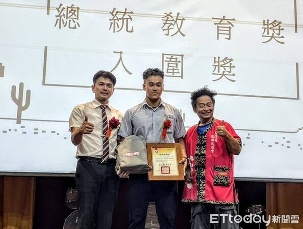 ▲土庫商工學生高浚秝勇奪亞太非洲聯合經典健力賽金牌，並榮獲2026年總統教育獎「奮發向上獎」，在畢業典禮上接受公開表揚。（圖／記者游瓊華翻攝）