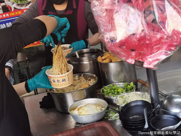 ▲▼阿伯蛋包麵。（圖／部落客Darren蘋果樹旅遊玩樂誌授權提供）