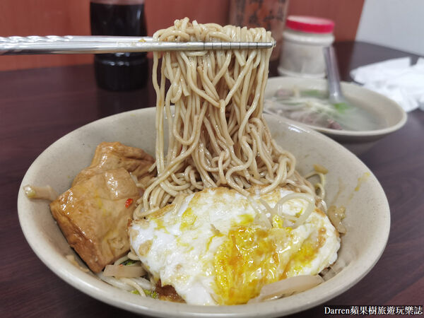 ▲▼阿伯蛋包麵。（圖／部落客Darren蘋果樹旅遊玩樂誌授權提供）