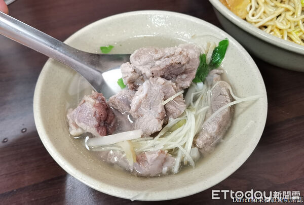 ▲▼ 阿伯蛋包麵。（圖／Darren蘋果樹旅遊玩樂誌攝）