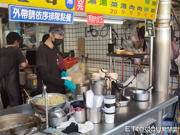 ▲▼ 阿伯蛋包麵。（圖／Darren蘋果樹旅遊玩樂誌攝）