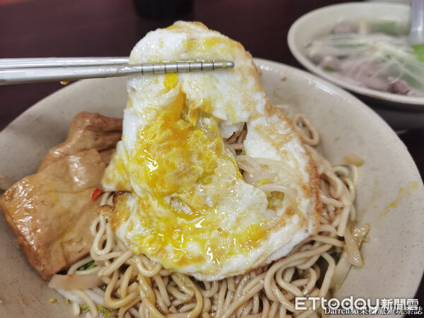 ▲▼ 阿伯蛋包麵。（圖／部落客Darren蘋果樹旅遊玩樂誌提供）
