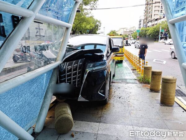 快訊／台中毒蟲開「阿法」猛撞BRT站　恐再犯被羈押