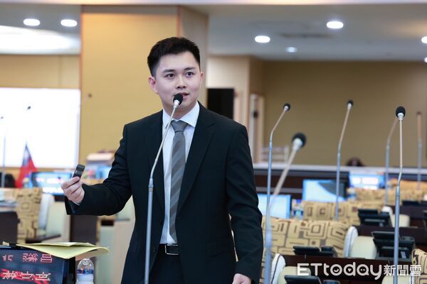 ▲台南市議員蔡宗豪於警察節向警察同仁致敬，並提出警察權益三項主張。（記者林東良翻攝）