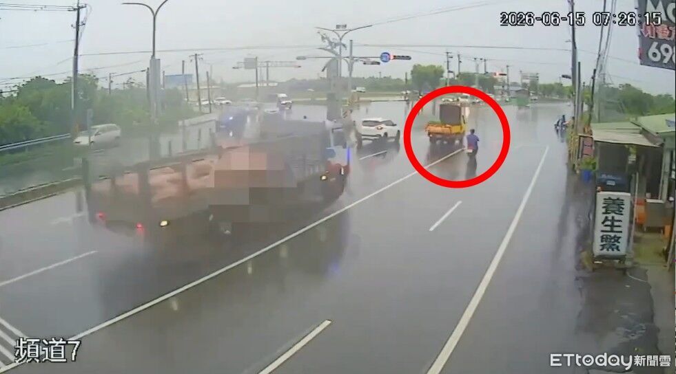 驚悚瞬間曝光!台南運豬車「彈跳一下」 等紅燈騎士爆頭慘死 | ETtoday社會新聞 | ETtoday新聞雲