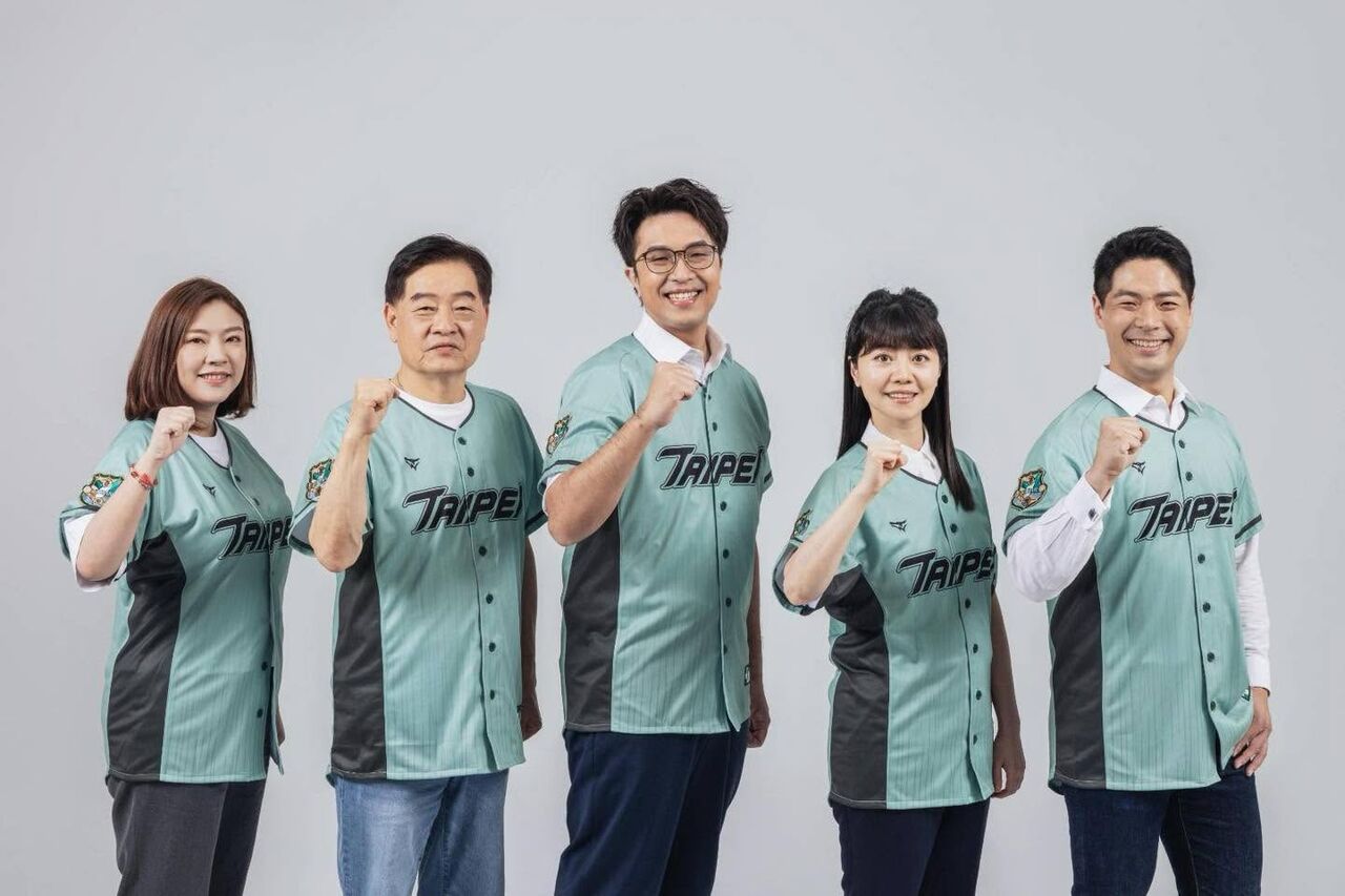偕台北隊25綠小雞拍定裝照!沈伯洋笑到臉僵 攝影師冷笑話助攻 | ETtoday政治新聞 | ETtoday新聞雲