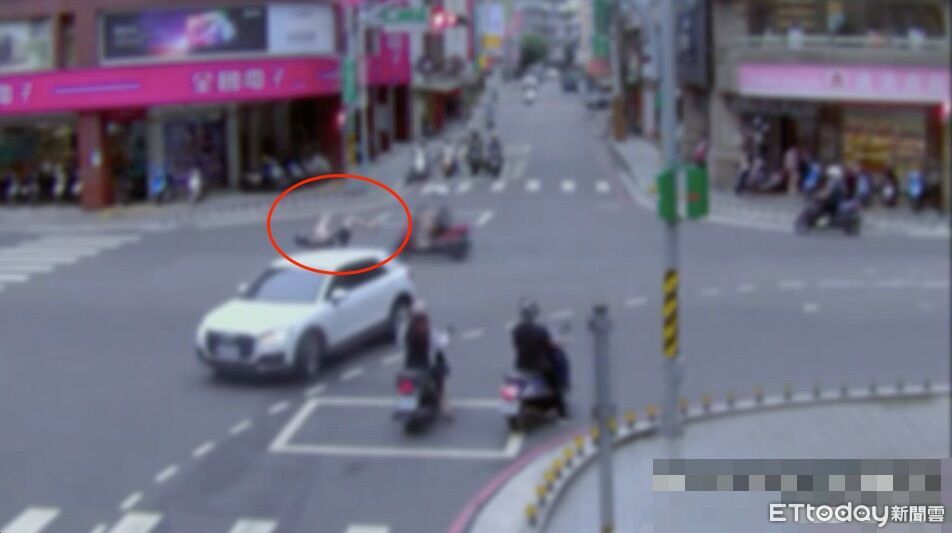 快訊/轉彎不讓直行出事!板橋小客車撞機車…騎士腿骨折送醫 | ETtoday社會新聞 | ETtoday新聞雲