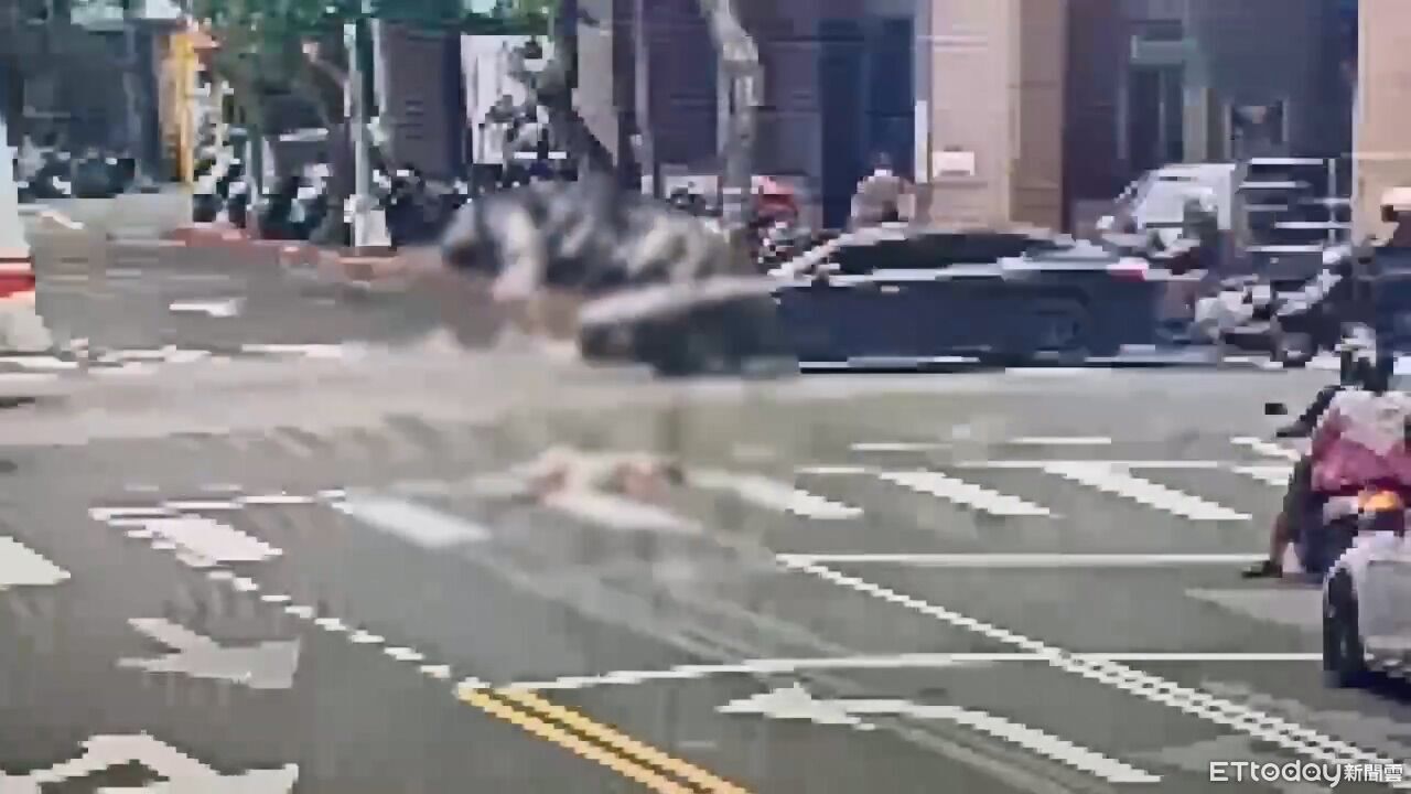 北市23歲短裙女倒路中央!疑逛男模店爛醉 被男伴硬拖到路邊 | ETtoday社會新聞 | ETtoday新聞雲