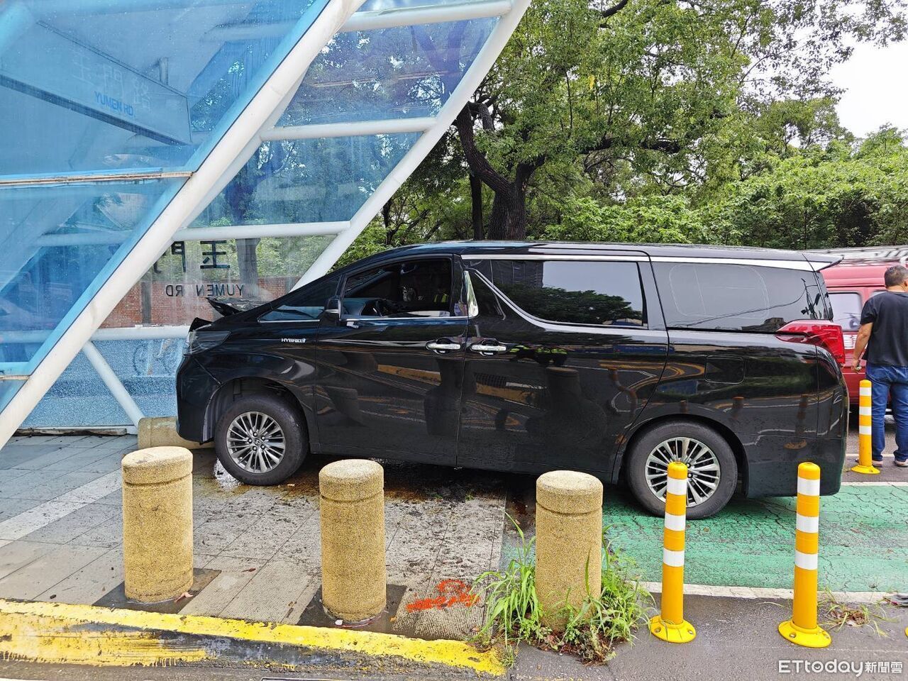 又是毒駕!台中「阿法」衝撞公車專用道站體 25歲男慘了 | ETtoday社會新聞 | ETtoday新聞雲