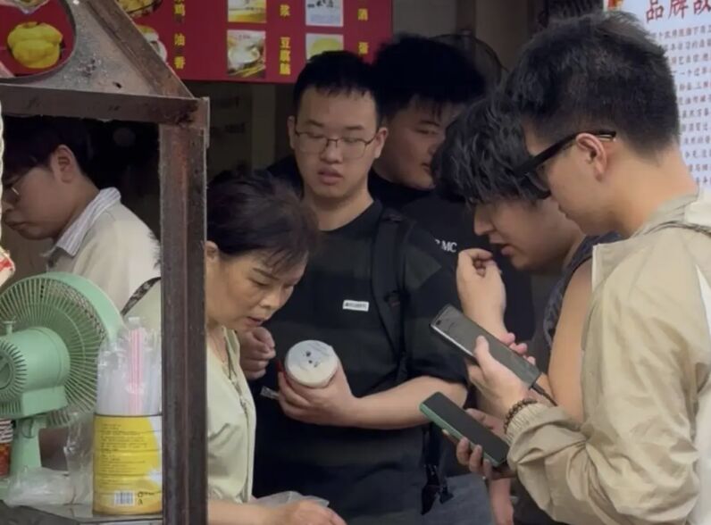 ▲雷軍到訪過的熱乾麵早餐店吸引不少民眾及遊客前往探店。（圖／翻攝湖北日報）