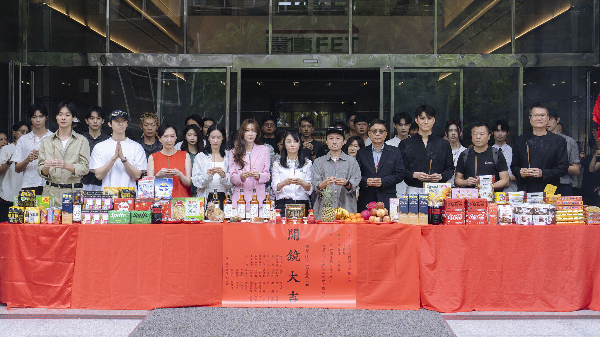 ▲《愛上外星情人》開鏡，卡司包含鳳小岳、曾莞婷、温貞菱、彭千祐、施柏宇等。（圖／米神國際提供）