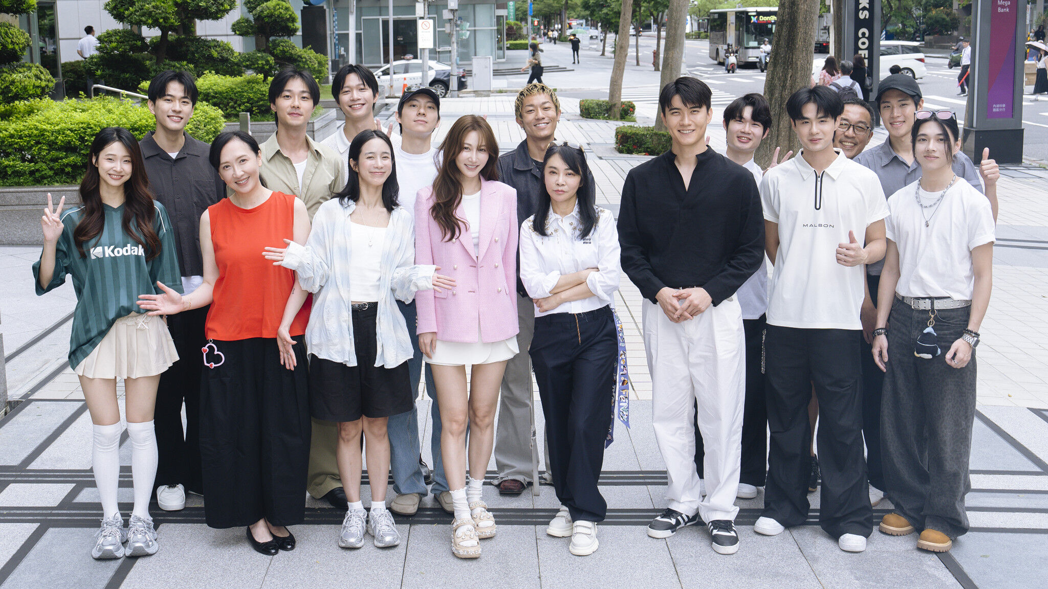 ▲《愛上外星情人》開鏡，卡司包含鳳小岳、曾莞婷、温貞菱、彭千祐、施柏宇等。（圖／米神國際提供）