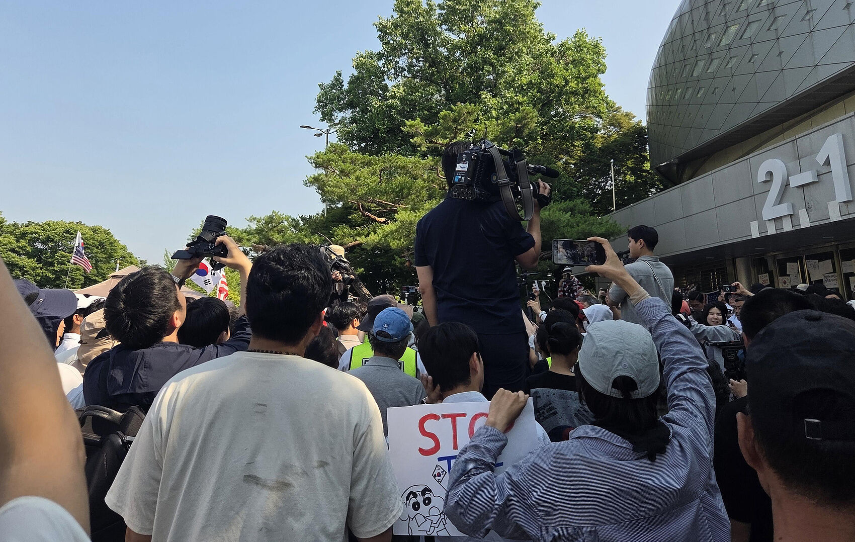 ▲▼主張「保障參政權」的示威群眾16日持續包圍首爾市松坡區奧林匹克公園手球館，大韓體育會關係人士欲進入，警方與示威群眾對峙。（圖／VCG）
