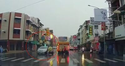 台南轎車闖紅燈與機車碰撞 遊覽車有無擋視線、動線還要查