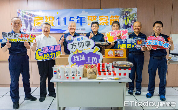 ▲新北警察局長方仰寧於警察節頒發勳章給破獲毒品工廠有功的警犬。（圖／記者陸運陞翻攝）