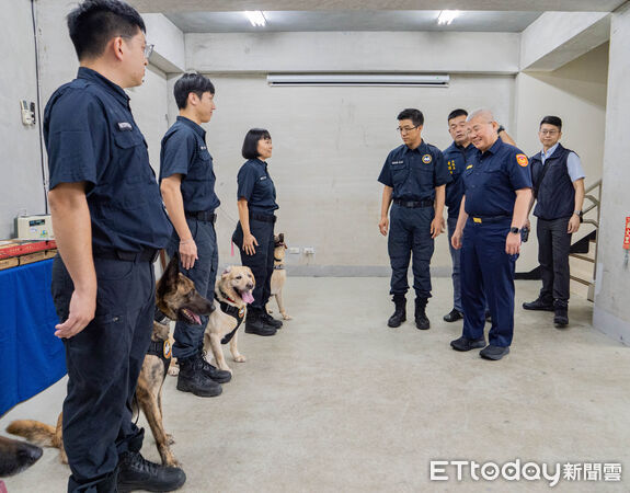 ▲新北警察局長方仰寧於警察節頒發勳章給破獲毒品工廠有功的警犬。（圖／記者陸運陞翻攝）