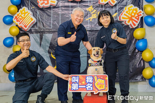 ▲新北警察局長方仰寧於警察節頒發勳章給破獲毒品工廠有功的警犬。（圖／記者陸運陞翻攝）
