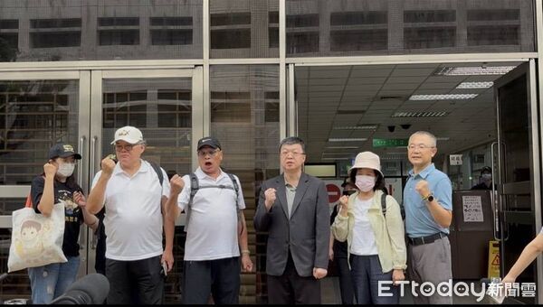 ▲▼土城分局長陳明義，陪同已故所長劉宗鑫家屬劉祉源前往高院開庭。（圖／記者吳銘峯翻攝）