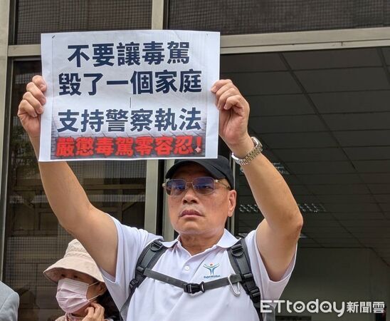 ▲▼土城分局長陳明義，陪同已故所長劉宗鑫家屬劉祉源前往高院開庭。（圖／記者吳銘峯翻攝）