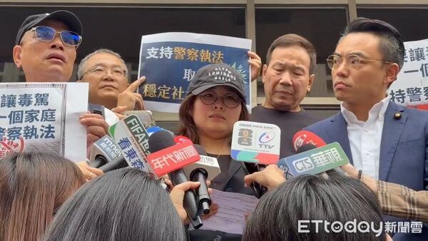 ▲▼撞死所長的女毒蟲陳嘉瑩、所長劉宗鑫的遺孀在庭外受訪。（圖／記者吳銘峯攝）