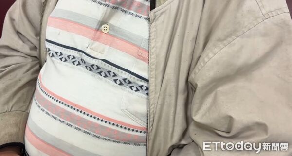 ▲48歲陳姓男子遭載豬大貨車撞輾身亡，年邁父母到場相驗悲痛萬分。（圖／記者林東良翻攝）