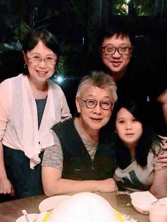 ▲寇紹恩妻子琪玫師母(左)向外界透露丈夫現況。（圖／翻攝臉書）