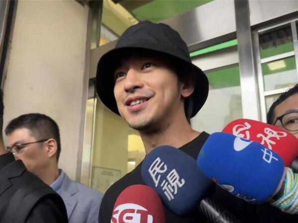 陳柏霖離開地檢署後面帶微笑，對檢方表達感謝，讓他能面對年少時做出的荒謬選擇。（圖／報系資料照）