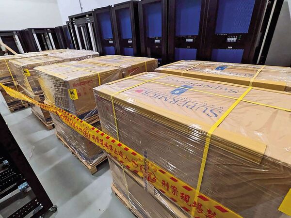 海巡署緊急查扣市值7億元的50台美超微伺服器，懷疑背後有跨國集團趁機盜賣輝達高階晶片。（海巡署提供）