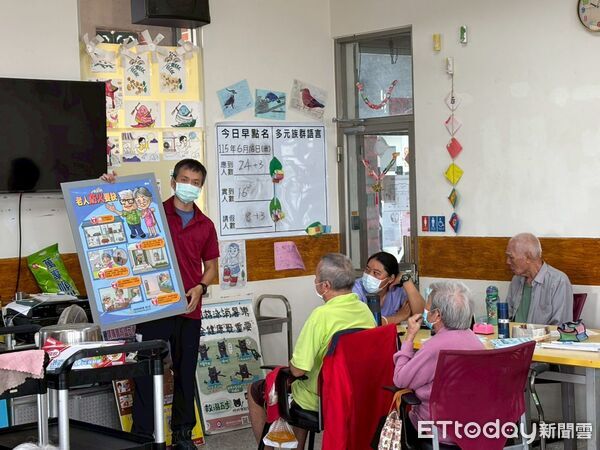 ▲台南市消防局第三大隊北門分隊前往弘福北門日照機構，辦理端午防火與急救平安宣導活動。（記者林東良翻攝，下同）