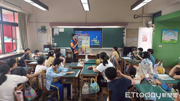 ▲台南市消防局第二大隊下營分隊前往中營國小，為即將畢業的六年級學生辦理住宅防火及CPR宣導。（記者林東良翻攝，下同）