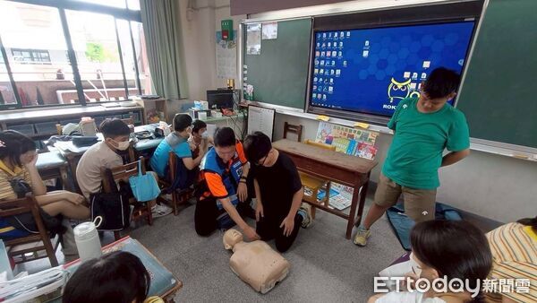 ▲台南市消防局第二大隊下營分隊前往中營國小，為即將畢業的六年級學生辦理住宅防火及CPR宣導。（記者林東良翻攝，下同）