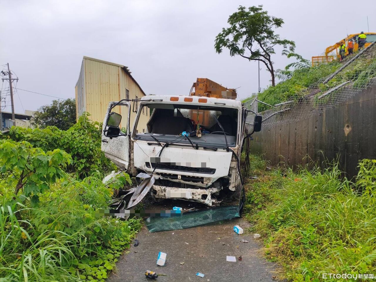 快訊/國1新營段大貨車前輪爆胎 撞破護欄衝邊坡 | ETtoday社會新聞 | ETtoday新聞雲