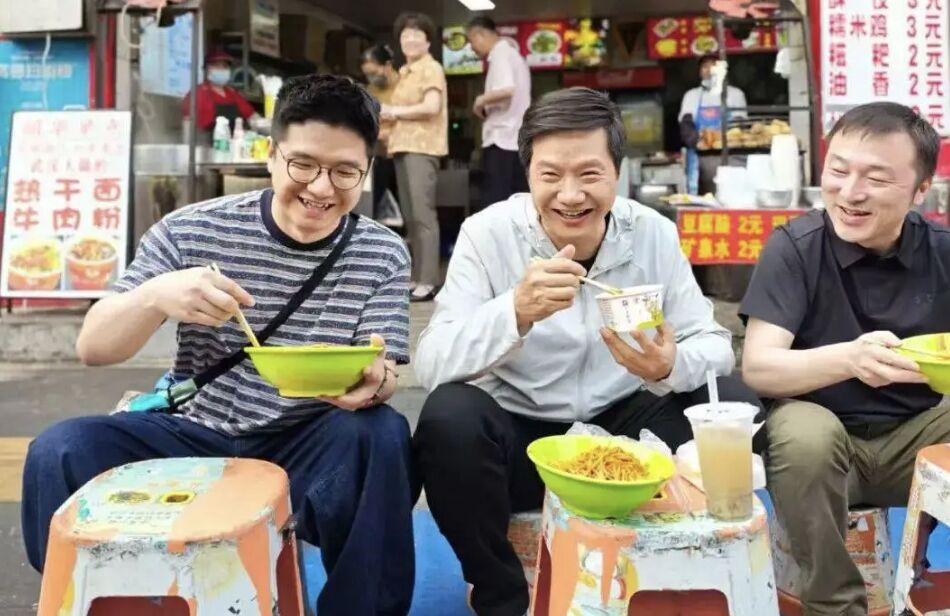雷軍懂吃!現身武漢小店吃熱乾麵 「三件套」下肚只花11元 | ETtoday大陸新聞 | ETtoday新聞雲