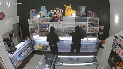 寶可夢卡牌店遭洗劫...美竊賊39秒狂掃47萬元商品、監視器曝光