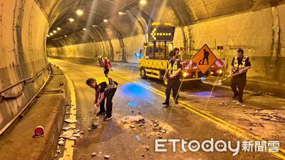 海濱隧道落石阻路！瑞芳警緊急徒手搬運　化解交通危機