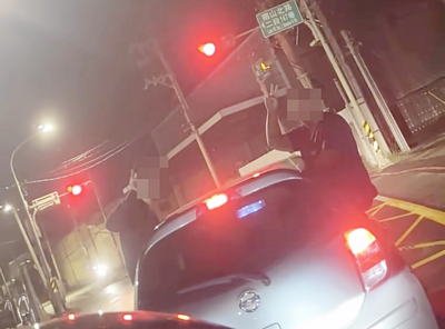 坐車門兜風比YA「半身掛車外」不要命畫面曝　蘆竹警開單送辦