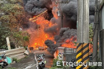 快訊/桃園工廠大火「全面燃燒」!上百消防員緊急灌救