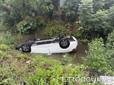 嘉義轎車擦撞前車　下秒「180度翻覆」墜入排水溝