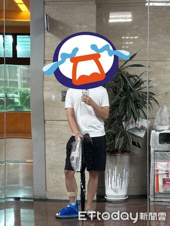 ▲他跳下樓梯後，腳骨折了。（圖／柯特授權引用）