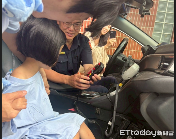 ▲4歲女童警察初體驗。（圖／記者陳崑福翻攝）