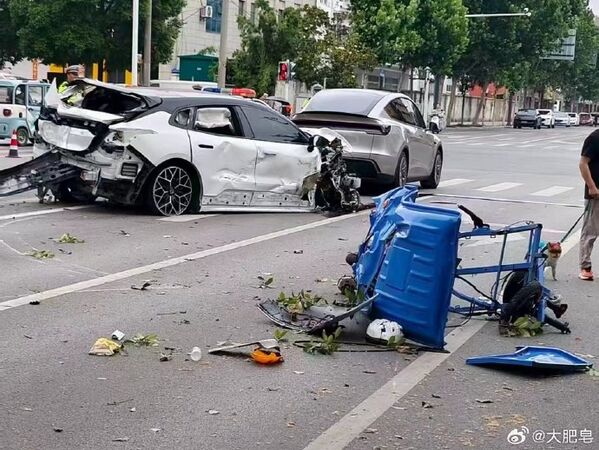 ▲▼陸女酒駕撞死2清潔工　掃地到一半慘死。（圖／翻攝微博）