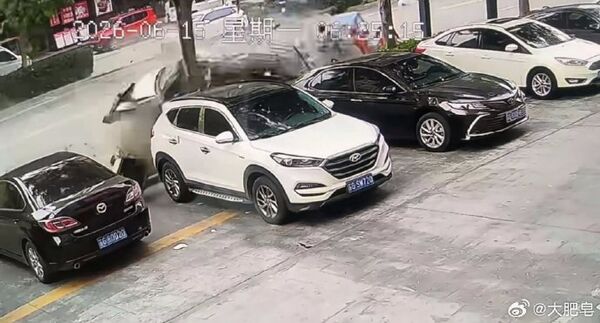 ▲▼陸女酒駕撞死2清潔工　掃地到一半慘死。（圖／翻攝微博）