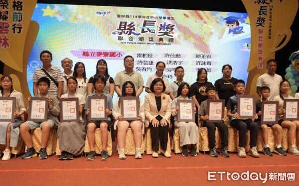 ▲雲林縣長張麗善親頒縣長獎，與548名優秀學子共享榮耀。（圖／記者游瓊華翻攝）