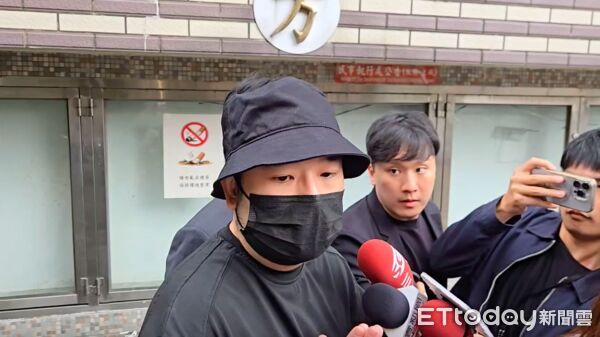 ▲▼閃兵案藝人阿達坦承犯行向大眾道歉，訪問結束阿達雙手合十說對不起             。（圖／記者陳以昇翻攝）