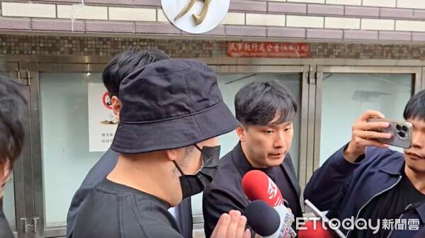 ▲▼閃兵案藝人阿達坦承犯行向大眾道歉，訪問結束阿達雙手合十說對不起             。（圖／記者陳以昇翻攝）