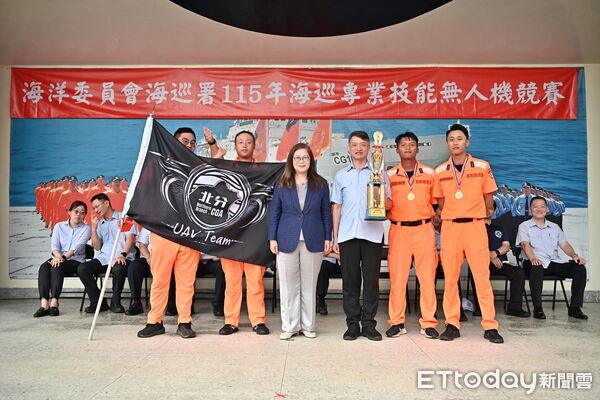 ▲海巡署長張忠龍親自操作無人機開啟今日的無人機操作競賽。（圖／記者張君豪翻攝）
