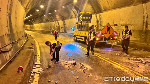 ▲深夜海濱隧道落石阻路險釀禍 瑞芳警徒手搬運化解交通危機。（圖／記者郭世賢翻攝）