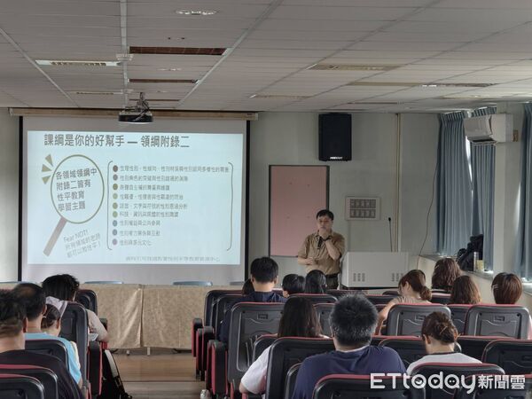 ▲台南市教育局於麻豆國中辦理校園性別事件行為人防治教育專業人員培訓，課程共3天18小時。（記者林東良翻攝，下同）