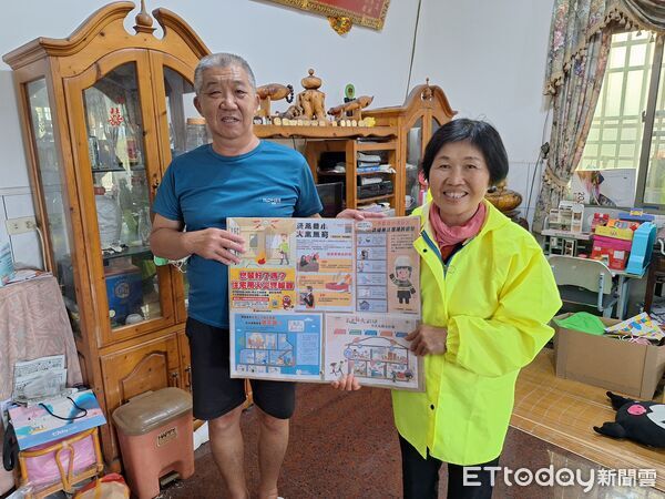 ▲台南市消防局後壁分隊攜手菁豐裡裡長，冒雨深入社區協助住戶安裝住宅用火災警報器。（記者林東良翻攝，下同）